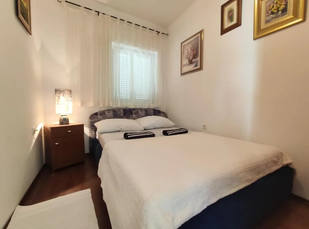 Apartmani Domi Selce 0*,