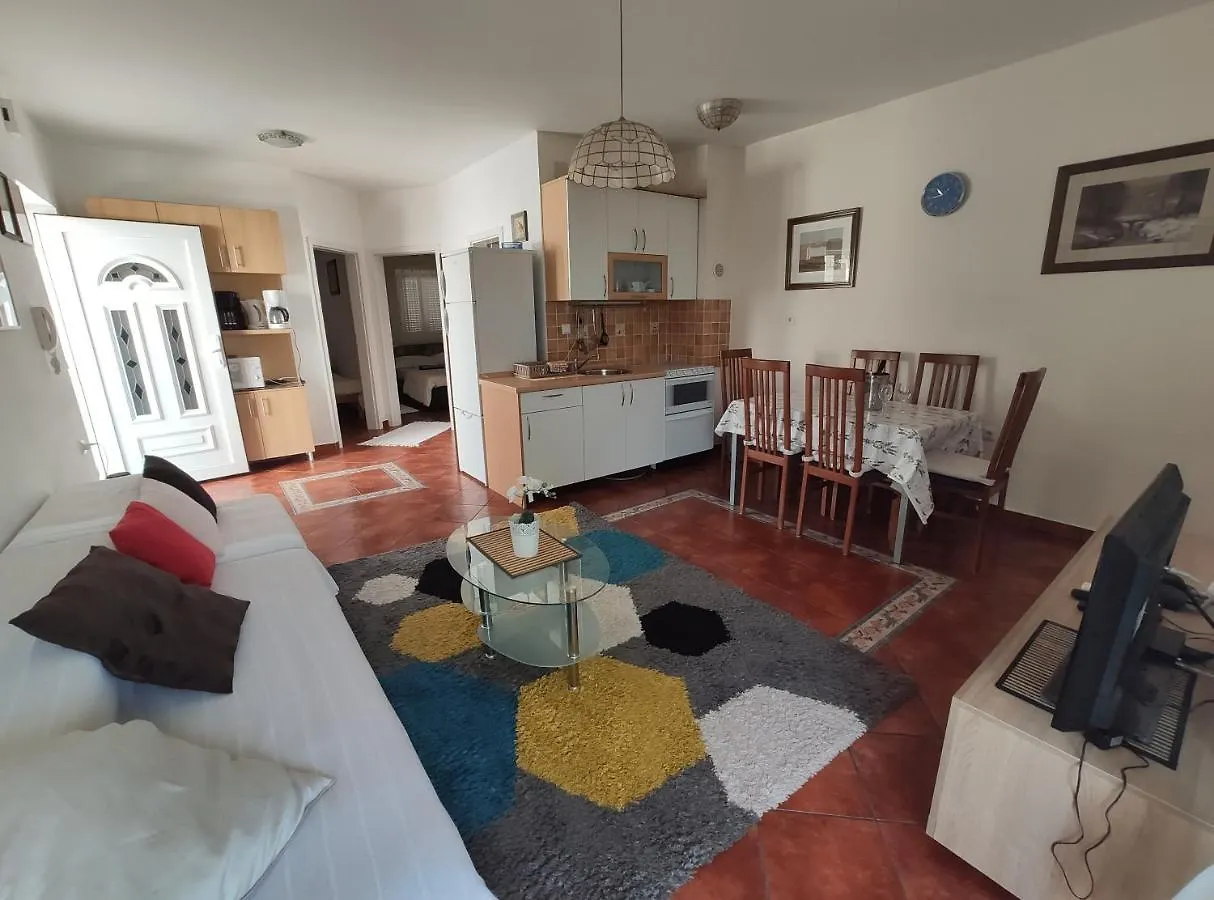 Apartmani Domi Selce 0*,